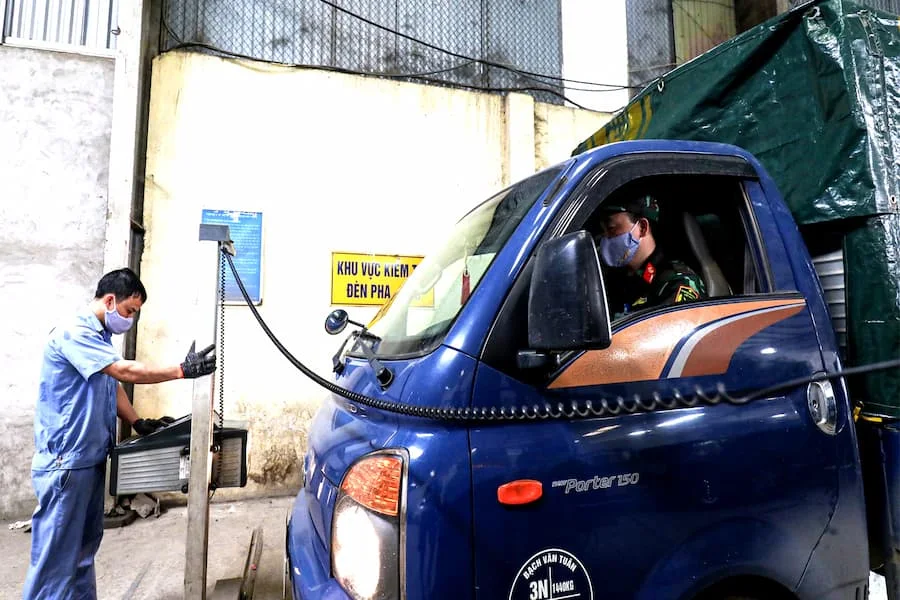 Kiểm tra hệ thống đèn xe trước khi di chuyển.