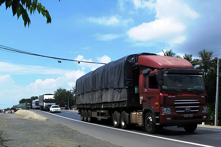 Hai hình thức gửi hàng phổ biến trên tuyến TP.HCM – Đắk Lắk là hàng ghép và thuê xe nguyên chuyến