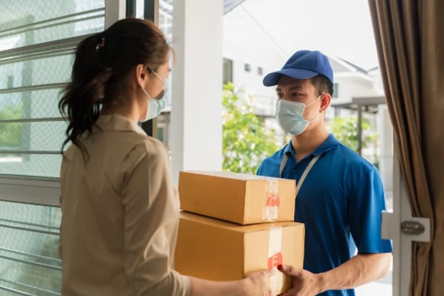Với hàng bưu phẩm và thư tín khách hàng nên cung cấp thông tin cụ thể