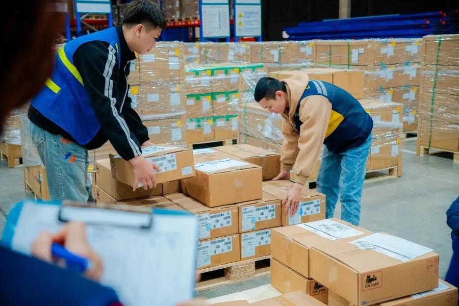 Nhân viên kiểm đếm và xác nhận thông tin hàng trước khi đưa kiện vào chuyến xe