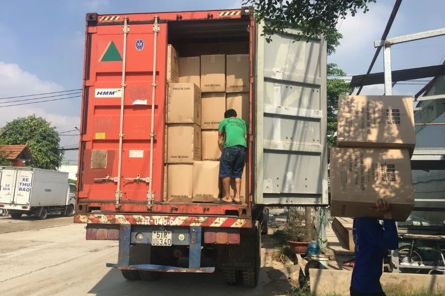 Các kiện hàng cùng tuyến được phân loại và xếp chung khi vận chuyển theo hình thức hàng ghép