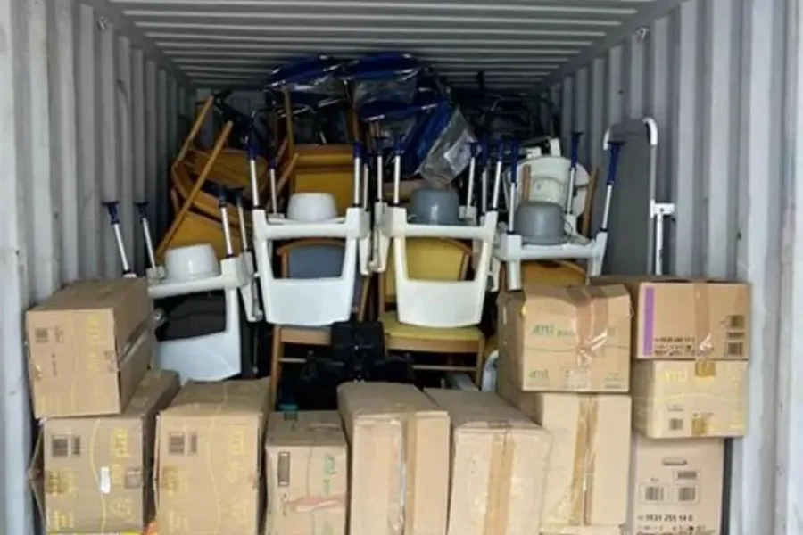 Hàng nhẹ, cồng kềnh được xếp theo thể tích để tận dụng không gian trên thùng xe