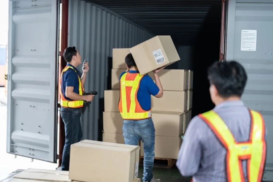 Nhân viên kiểm đếm số kiện và kiểm tra tình trạng bao bì trước khi xếp hàng lên xe