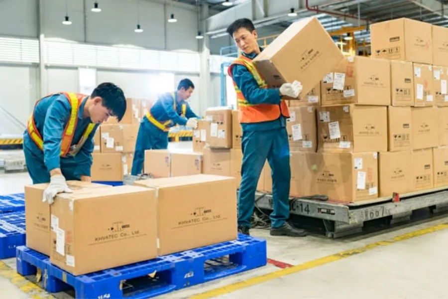 Kiện hàng được kiểm tra số lượng và kích thước trước khi tính cước vận chuyển