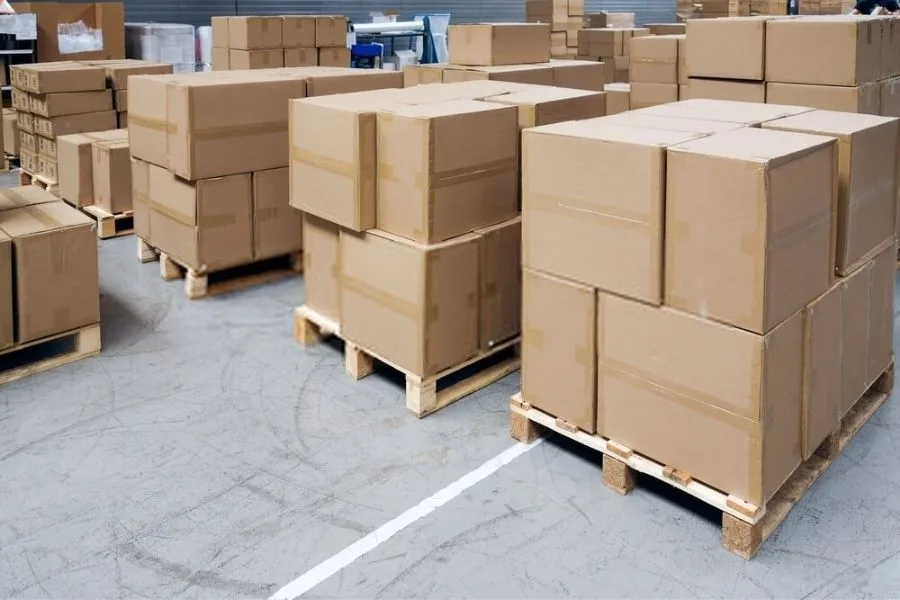 Hàng tiêu dùng được đóng thùng và chèn lót trước khi xếp lên xe