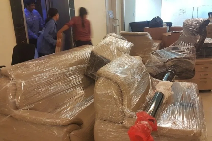 Bàn ghế và đồ nội thất được đóng gói, sắp xếp theo kích thước để tận dụng diện tích thùng xe