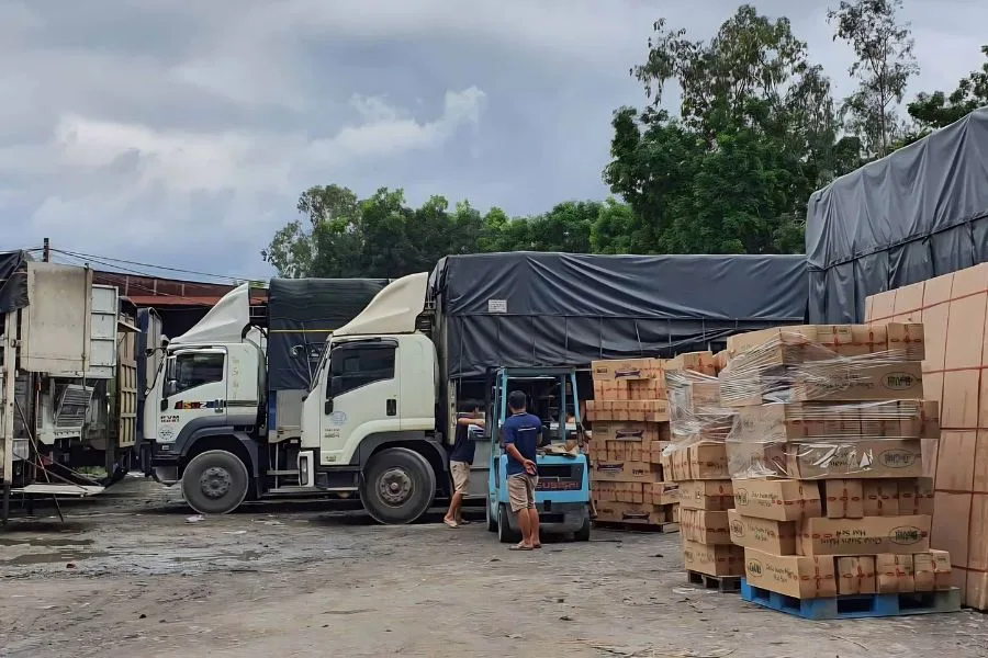 Khách hàng có thể chọn hình thức nhận hàng tận nơi hoặc gửi hàng tại địa chỉ của chành xe.