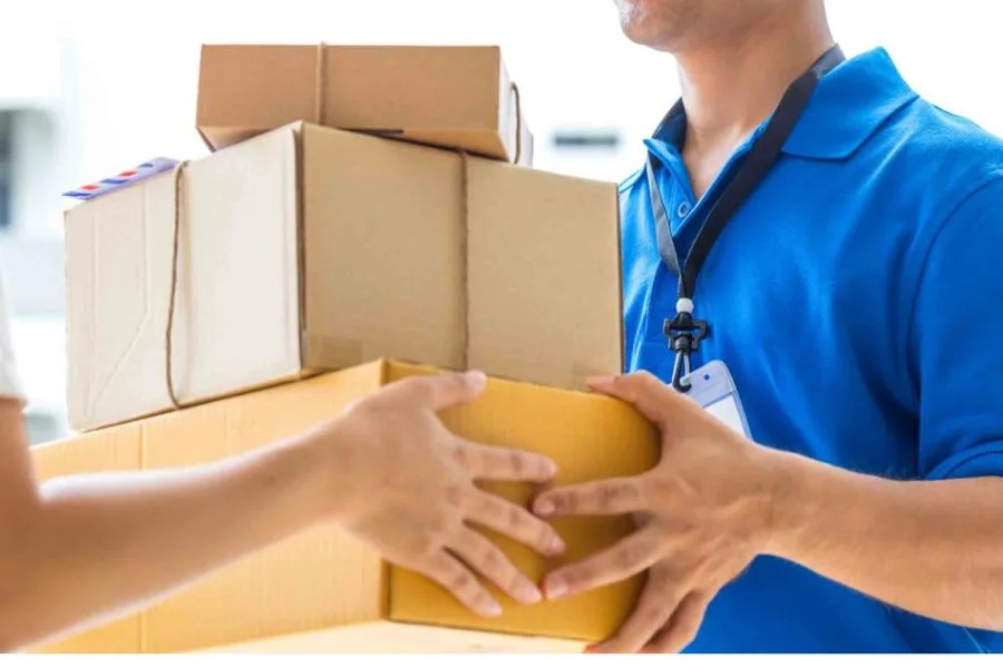 Kiểm tra bao bì, tem nhãn và tình trạng kiện trước khi xe nhận