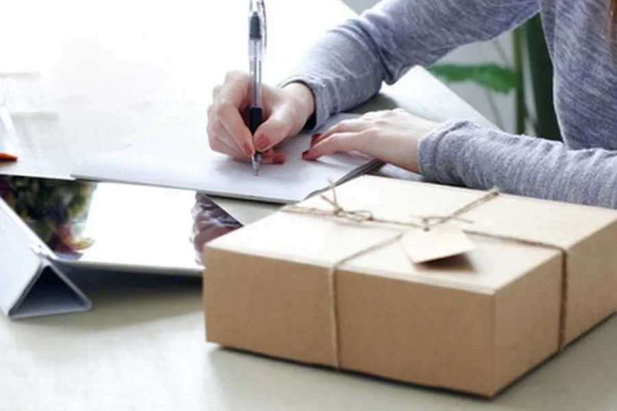 Khách cung cấp loại hàng, kích thước, trọng lượng và địa chỉ hai đầu