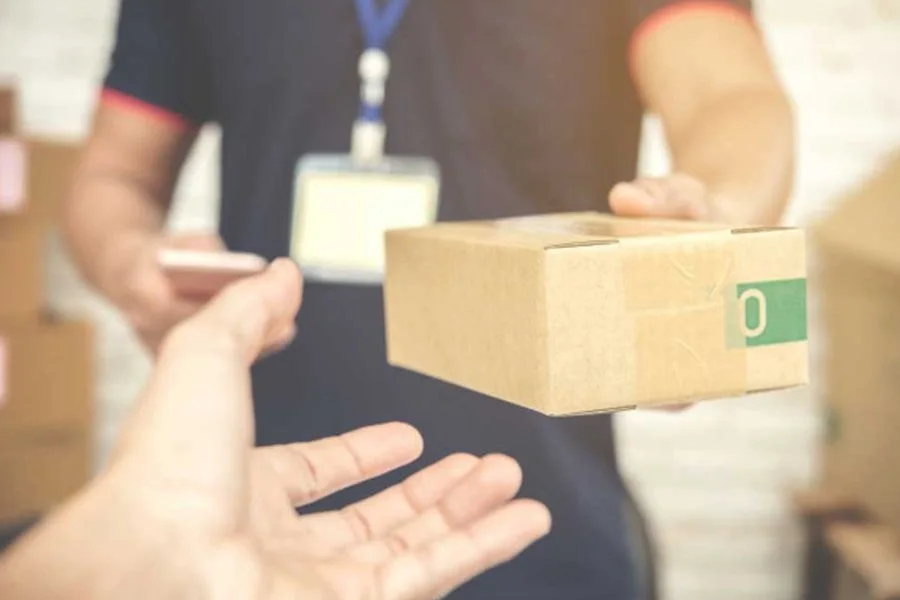 Người nhận kiểm tra số kiện và tình trạng hàng trước khi hoàn tất giao