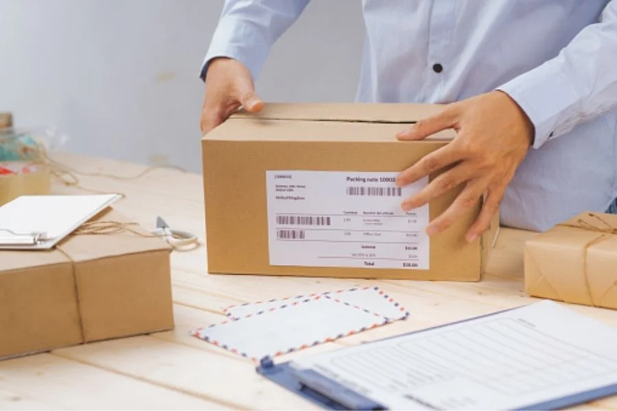 Đóng gói và ghi thông tin đầy đủ giúp quá trình giao nhận thuận tiện hơn