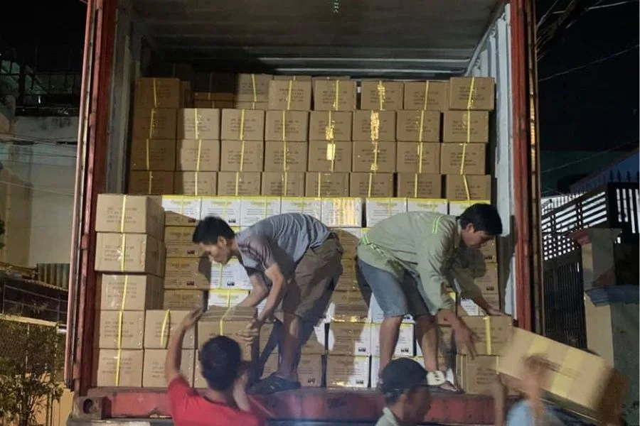 Hình ảnh bốc xếp hàng hóa thực tế được cung cấp trong quá trình vận chuyển