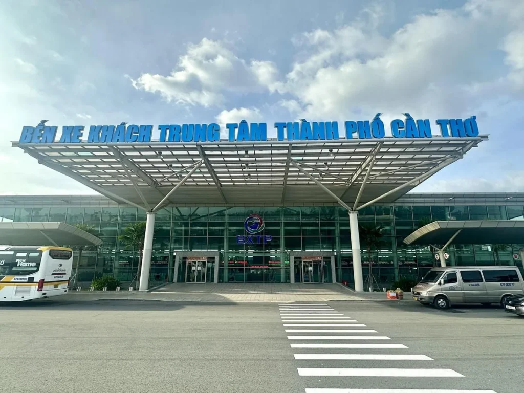 Mặt tiền và lối vào sảnh chính Bến xe Trung tâm Cần Thơ